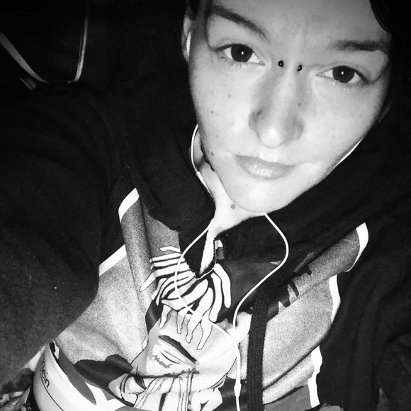 Meet your Posher, Kandice. - Picture 2 of 3